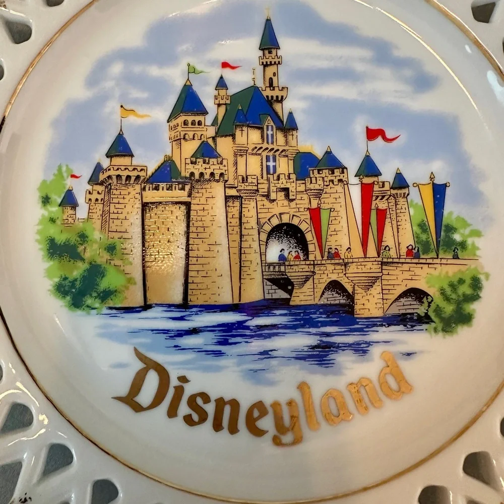 Disneyland Walt Disney Productions Japan Reticulated Vintage Souvenir Plate EUC - Picture 2 of 7